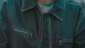 Veste en cuir noire portée par Gemma (Aimee Lou Wood) dans Daddy Issues