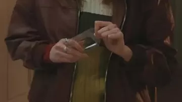 Veste en cuir portée par Gemma (Aimee Lou Wood) dans Daddy Issues