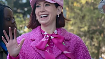 Carrie Preston Elsbeth S03 Manteau en tweed rose porté par Elsbeth Tascioni (Carrie Preston) tel que vu dans Elsbeth (S03)