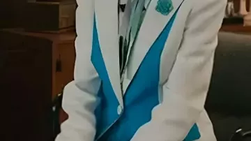 Blazer blanc et bleu ciel porté par Elsbeth Tascioni (Carrie Preston) à Elsbeth