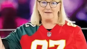 Jersey Chiefs-Eagles de Donna Kelce réagit à Jason Kelce DÉCHIRE SON T-SHIRT Quand son frère toucha pour la deuxième fois.