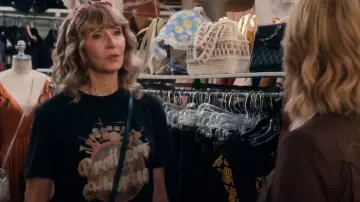 T-shirt américain de musique country Kumurkumur conçu et vendu, porté par Mona Margadoff (Mary Steenburgen) tel que vu dans A Man on the Inside (S02E05)
