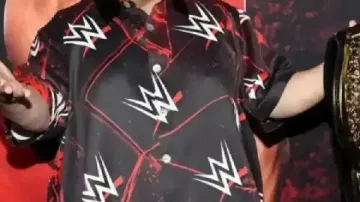 La camiseta de WWE RAW que lleva Gabriel Iglesias en Raquel Rodríguez celebra su gran victoria con Gabriel Iglesias: exclusiva de Raw, 19 de febrero de 2024