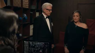 Mac Duggal vestido cruzado negro multicolor con cuentas y puños caídos, hombros cajados, viste por (Constance Marie) como se ve en Un hombre por dentro (S02E07)