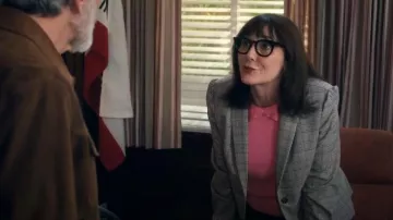 Chaquetas deportivas de Tommy Hilfiger con mangas abullonadas y chaquetas deportivas que lleva Holly Bodgemark (Jill Talley) como se ve en Un hombre por dentro (S02E07)