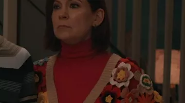 Elsbeth Saison 3 Carrie Preston Cardigan croupé au crochet porté par Elsbeth Tascioni (Carrie Preston) tel que vu dans Elsbeth (S03)