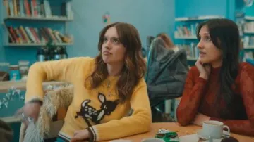 Pull jaune Oh Deer d’Urban Outfitters UO porté par Gemma (Aimee Lou Wood) tel que vu dans Daddy Issues (S02E04)