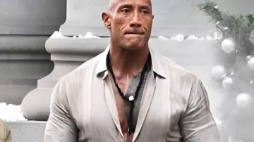 Camiseta promocional de Dwayne Johnson Jumanji 4 de la película LA en JUMANJI 4: El nivel final - Primer tráiler (2026) Dwayne Johnson, Jack Black
