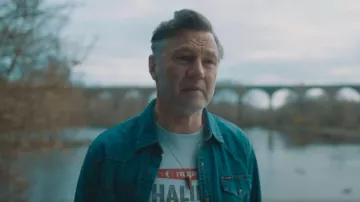 Camisa Wrangler icónica de vaqueros con ajuste regular y botón de botón que lleva Malcolm (David Morrissey) como se ve en Daddy Issues (S02E05)