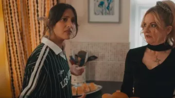 Camiseta de jersey Shein Ezwear talla grande para mujer con camisetas gráficas llevada por Cherry (Taj Atwal) como se ve en Daddy Issues (S02E05)