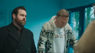 Cardigan châle gris Fat Face porté par Malcolm (David Morrissey) tel que vu dans Daddy Issues (S02E05)
