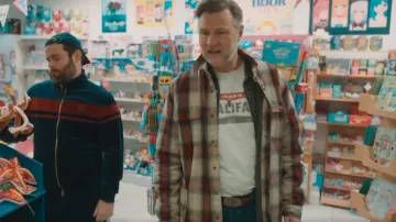Gildan Shirt Central Je suis allé à Halifax T-shirt de différentes couleurs, problèmes de papa portés par Malcolm (David Morrissey) comme on le voit dans Daddy Issues (S02E06)