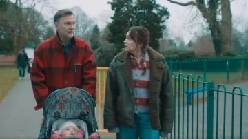 BDG Urban Outfitters Dakota Cardigan porté par Gemma (Aimee Lou Wood) tel que vu dans Daddy Issues (S02E06)