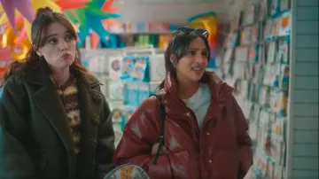 Chaqueta acolchada brillante de May, ruidosa que lleva Cherry (Taj Atwal), tal como se ve en Daddy Issues (S02E06)