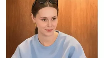 Mikayla Matthews Las Vidas Secretas de las Esposas Mormonas T03 Sudadera Azul que lleva Self (Mikayla Matthews) en Las Vidas Secretas de las Esposas Mormonas (T02)