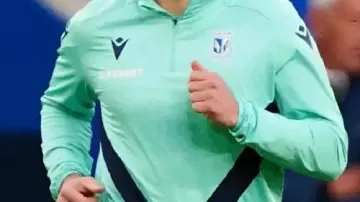 Camiseta de manga completa llevada por Filip Jagiełło en la Fase MD1 de la UEFA Conference League 2025/26
