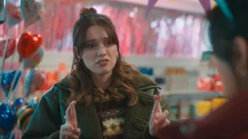 Cardigan Uo Fairisle en tricot marron Urban Outfitters porté par Gemma (Aimee Lou Wood) tel que vu dans Daddy Issues (S02E06)