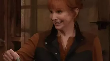Chaleco Reba McEntire Happys Place S02 que lleva Bobbie (Reba McEntire) en Happy's Place (S01)