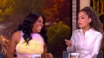 Robe à carreaux ondulés signature PH5 Mia portée par Sherri Shepherd telle que vue dans The View le 24 novembre 2025