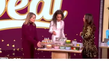 Ulla Johnson Loretta Mini robe à pois à volants portée par Gretta Monahan, vue dans The View le 24 novembre 2025