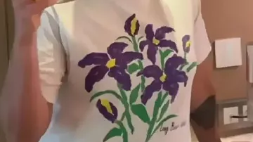 Camiseta blanca con flores que lleva Aryna Sabalenka en manga corta de Fsathens