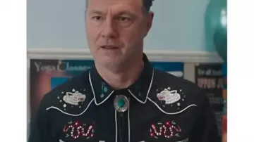Daddy Issues S2 David Morrissey Western, chemise western portée par Malcolm (David Morrissey) dans Daddy Issues (S01)