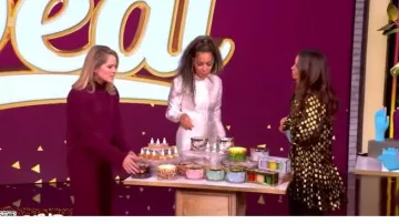 Collette fausse côte en guimauve Softies avec pantalon long porté par Sara Haines, tel que vu dans The View le 24 novembre 2025