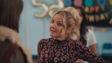 Nouveau look Petite Haut Pailleté noir à imprimé léopard floqué porté par Rita (Sarah Hadland) tel que vu dans Daddy Issues (S02E06)