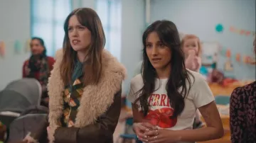 Nouveau look Pink Vanille Imprimé Cerise Blanche Porté par Cherry (Taj Atwal) tel que vu dans Daddy Issues (S02E06)