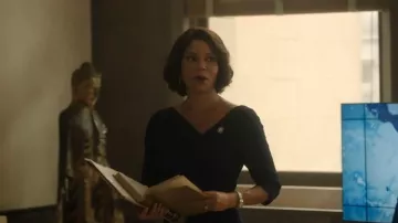 Robe fourreau tissée Halo Jackie O Loft noire portée par DA Mae Silver (Gloria Reuben) telle que vue en Boston Blue (S01E06)