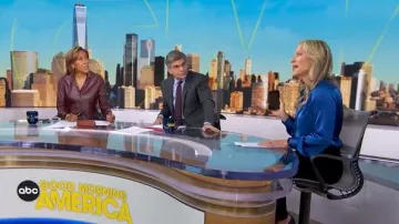 Chemisier Zadig & Voltaire Tink à col de bande satiné porté par tel que vu dans Good Morning America le 24 novembre 2025
