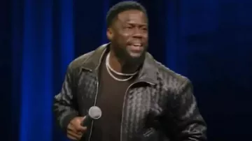 Kevin Hart: Actuando como mi chaqueta negra de cuero (Kevin Hart) en Kevin Hart: Actuando a mi edad
