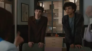 Cardigan Sandro marron Adam Ribbed Blend Wool Blend porté par Teddy Tascioni (Ben Levi Ross) tel que vu dans Elsbeth (S03E07)