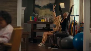 Chaussures décontractées New Balance 574 pour femmes portées par Ainsley Norris (Michelle Randolph) telles que vues dans Landman (S02E02)