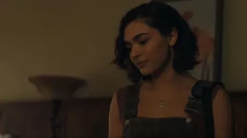 Camisola de Free People Love Letters que lleva Ariana Medina (Paulina Chávez) como se ve en Landman (S02E02)