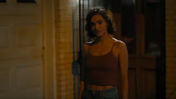 Camisa camisa de cintura Original Contour Contour Alineada usada por Ariana Medina (Paulina Chávez) vista en Landman (S02E02)