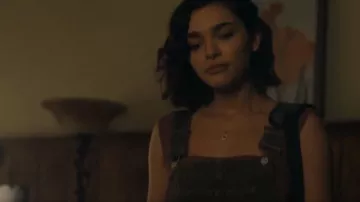 We The Free Good Luck Barrel Overols que lleva Ariana Medina (Paulina Chávez) como se ve en Landman (S02E02)