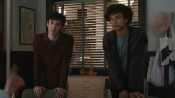 Cárdigan Dio de John Varvatos en ciruela oscura usado por Roy (Hayward Leach) como se ve en Elsbeth (S03E07)