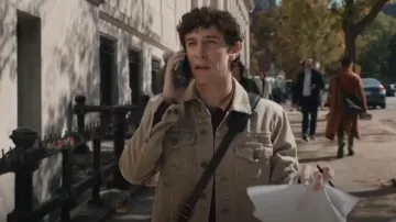 Veste en jean Paige Scout portée par Teddy Tascioni (Carrie Preston) telle que vue dans Elsbeth (S03E07)