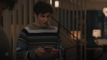 PS Paul Smith Pull rayé en laine porté par Teddy Tascioni (Ben Levi Ross) tel que vu dans Elsbeth (S03E07)