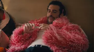 Veste Varsity en fausse fourrure ERL en rose portée par Charlie (Jordan Firstman) comme on le voit dans I Love LA S01E04