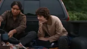 Vieille veste de grange en toile bleu marine portée par Francine (Katie Findlay) telle que vue dans Fire Country (S04E06)