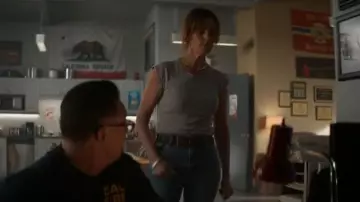 T-shirt en coton lavé de Zara porté par Sharon Leone (Diane Farr) tel que vu dans Le Pays du Feu (S04E06)