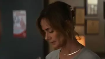 Collier Kendra Scott Kassie porté par Sharon Leone (Diane Farr) tel que vu dans Le Pays du Feu (S04E06)