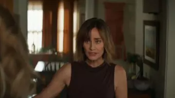 Michael met en vedette Anita Mock Neck Tank en Java porté par Sharon Leone (Diane Farr) tel que vu dans Fire Country (S04E06)