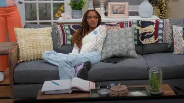 PacSun Lightwash Lightwash de cintura alta y cintura campana llevada por Jazmine Payne (China Anne McClain) como se ve en House of Payne (S14E10)