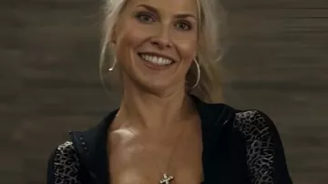 Veste de sport léopard noire Landman S02 Ali Larter portée par Angela Norris (Ali Larter) telle que vue dans Landman