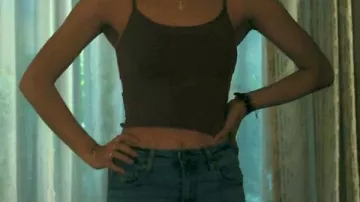 Landman S02 Paulina Chávez Peto vaquero que lleva Ariana Medina (Paulina Chávez) tal como se ve en Landman