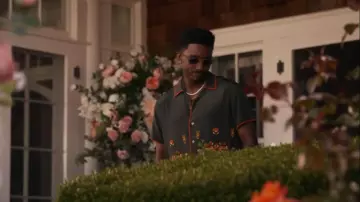 Chemise à manches courtes Bode Beaded Paddock Sampler portée par Jazz (Jordan L. Jones) telle que vue dans Bel-Air (S04E01)