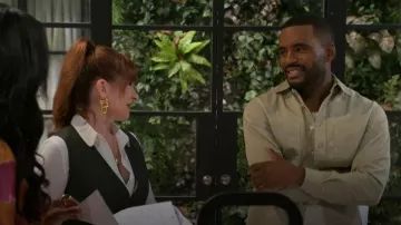 Chaqueta de sarga de algodón de Boss Owen llevada por Andre Richardson (Sean Freeman) como se ve en Más allá de las puertas (S01E168)